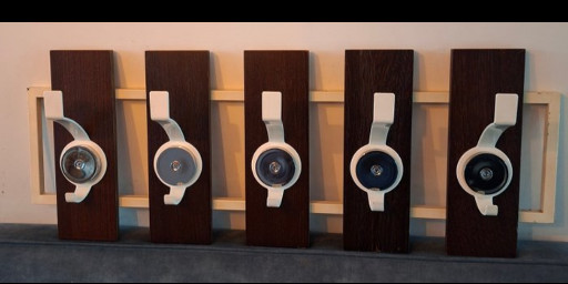 Set di cinque appendiabiti modulari da parete in teak e metallo cromato, stile modernista scandinavo degli anni '60