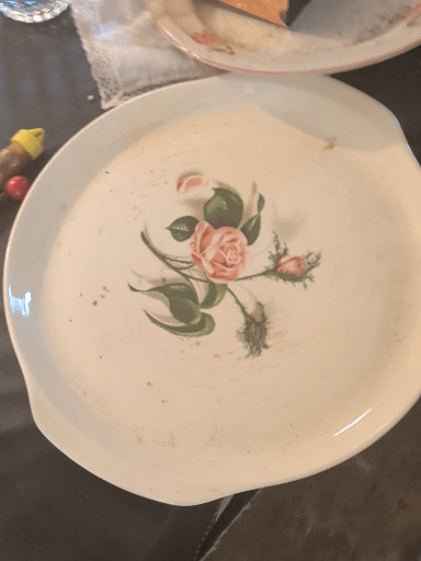 Ceramic plate with 'Moss Rose' pattern