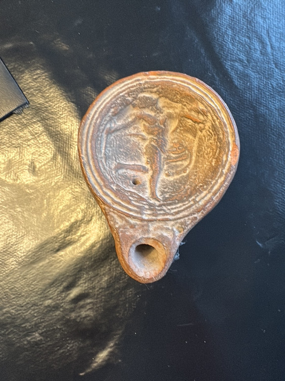 Lampe à huile en terre cuite avec scène érotique, époque romaine
