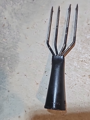 Four-tine frog gig or fishing spear with tapered metal handle