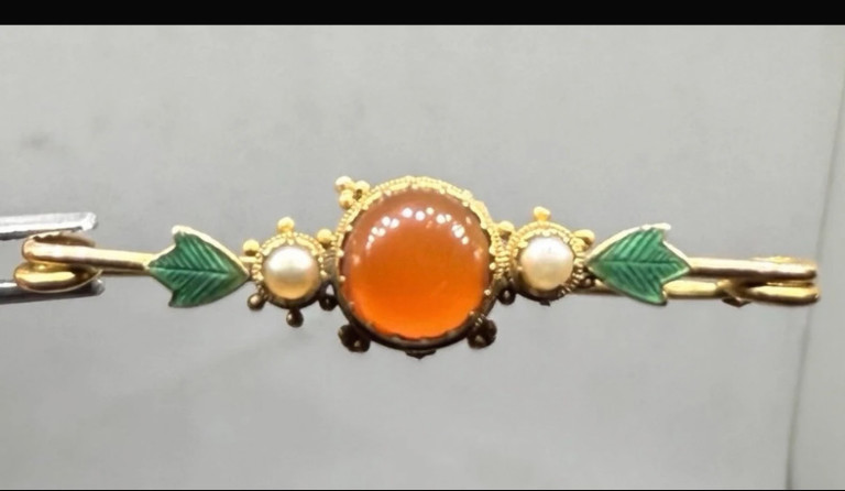 Gold bar brooch with carnelian cabochon, pearls, and jade leaves