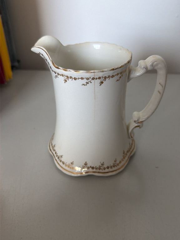 Porcelain milk pitcher with gold trim in the 'Hudson' pattern by Homer Laughlin