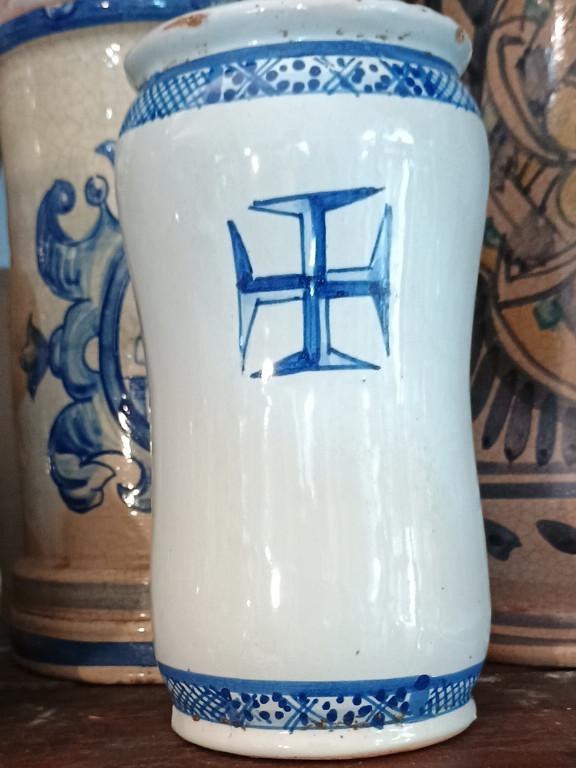 Albarello in ceramica bianca e blu con Croce dell'Ordine di Cristo