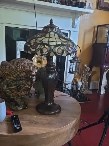 Stained glass table lamp in Tiffany style with floral motif on bronze-finished base by Dale Tiffany