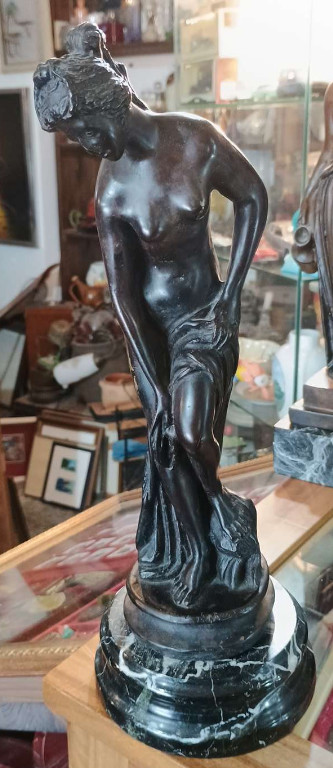 Scultura in bronzo patinato su base in marmo intitolata 'Venere al Bagno' ispirata all'opera di Christophe-Gabriel Allegrain