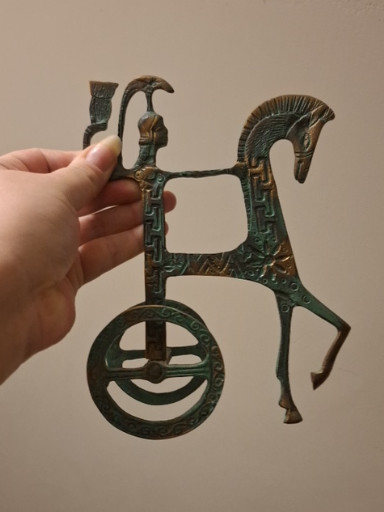 Bronzen sculptuur van een Etruskische strijdwagen met paard en ruiter