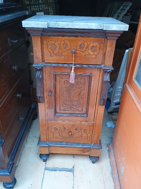 Mobile in legno con piano in marmo in stile Art Nouveau