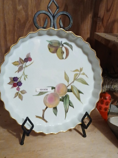 Porcelain quiche dish from the 'Evesham Gold' pattern by Royal Worcester