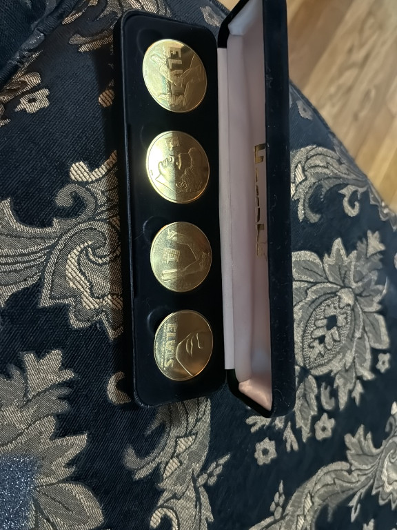 Conjunto de cuatro fichas conmemorativas de Elvis Presley de Harrah's en estuche de terciopelo