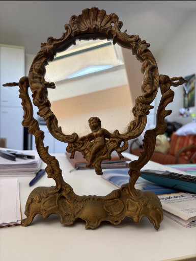 Specchio da tavolo in ottone con putti e decorazioni rococò