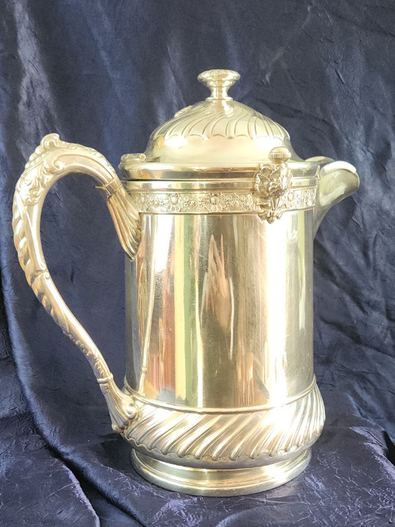 Reed and Barton silver-plated water pitcher with five pieces Two thumb screws, spout cover with lid and rim and porcelain insert.