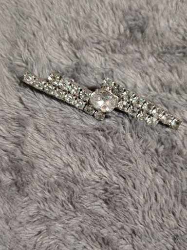 Vintage rhinestone bar pin brooch in silver-tone metal with clear crystal stones