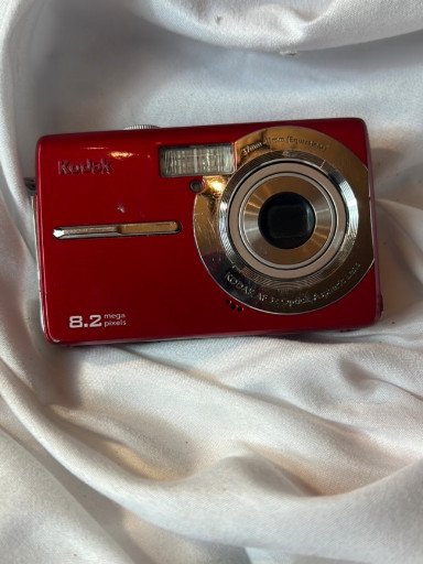 Kodak EasyShare M863 8.2 megapixel digital camera in red