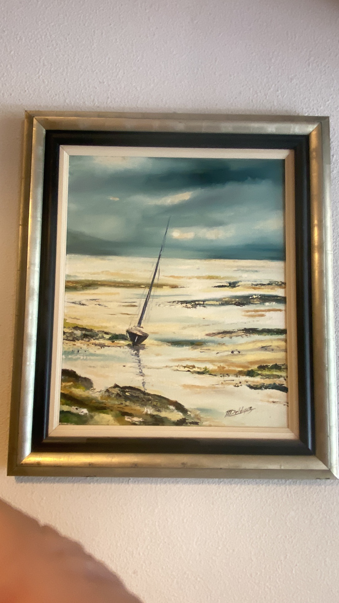 Peinture à l'huile d'un voilier sur une plage à marée basse par M. Delius