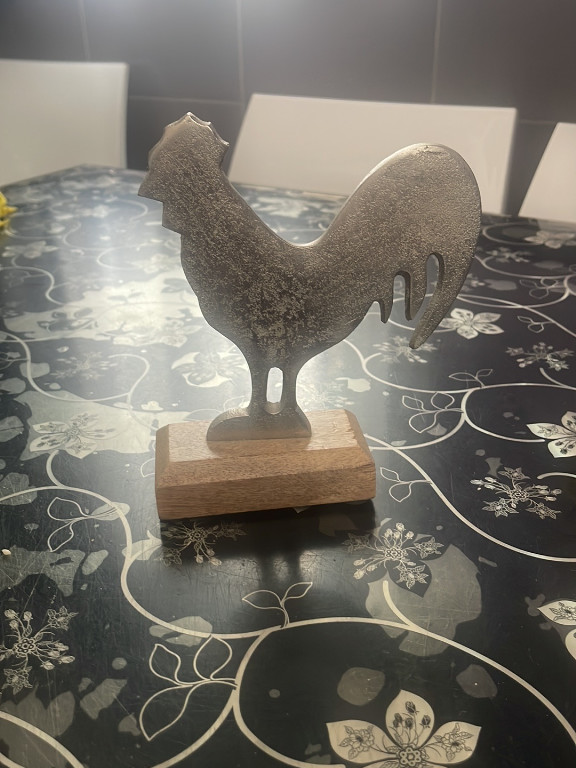 Figurine décorative en métal représentant un coq sur socle en bois