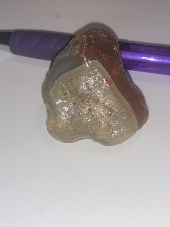 Natural polished agate nodule with banded coloration, 162.25 carats