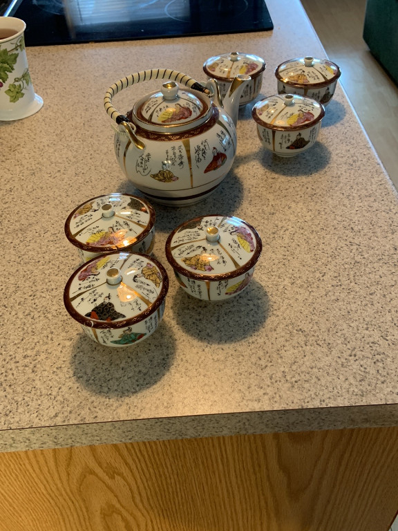 Porcelain tea set with teapot and lidded cups by Kutani
