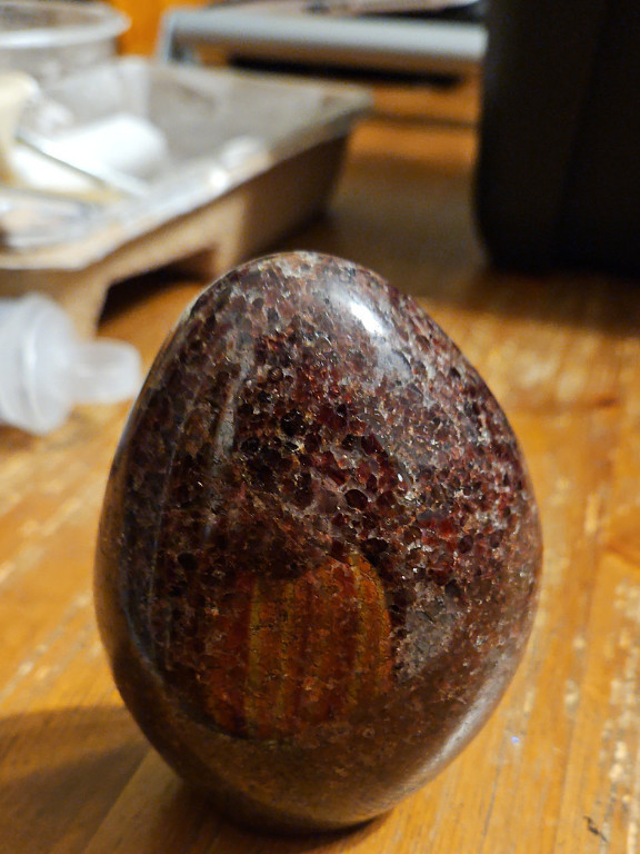 Uovo in granato almandino lucidato del Madagascar