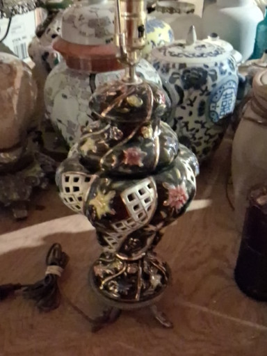 Porcelain table lamp with brass dolphin feet base in Capodimonte style