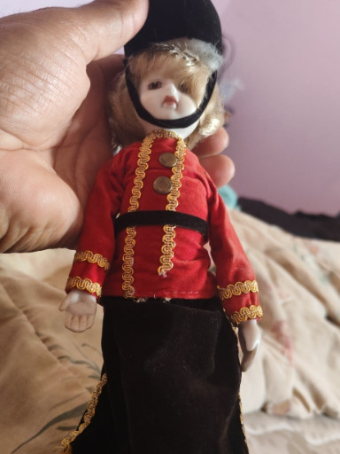 Muñeca de porcelana de guardia británico (Beefeater) de recuerdo