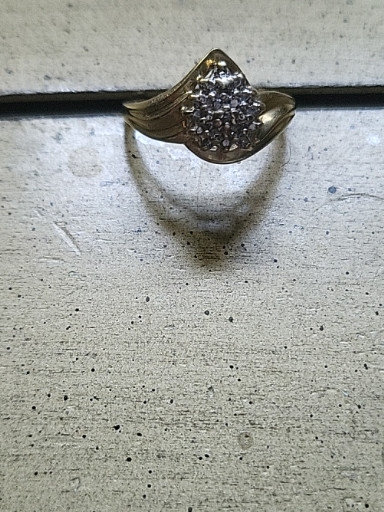 Gold diamond cluster ring