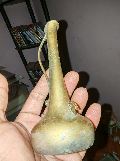 Jarra decorativa de latón con asa y pátina envejecida