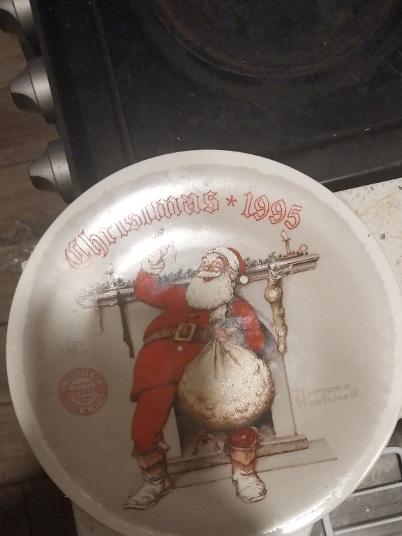Ceramic collector plate titled 'Christmas 1995' featuring Santa Claus illustration by Norman Rockwell