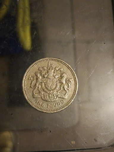 Moneta jednofuntowa z Wielkiej Brytanii z herbem królewskim, 1983 rok wybita z błędem na krawędzi