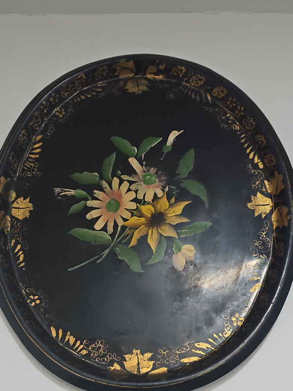 Bandeja de toleware pintada a mano con motivos florales sobre fondo negro