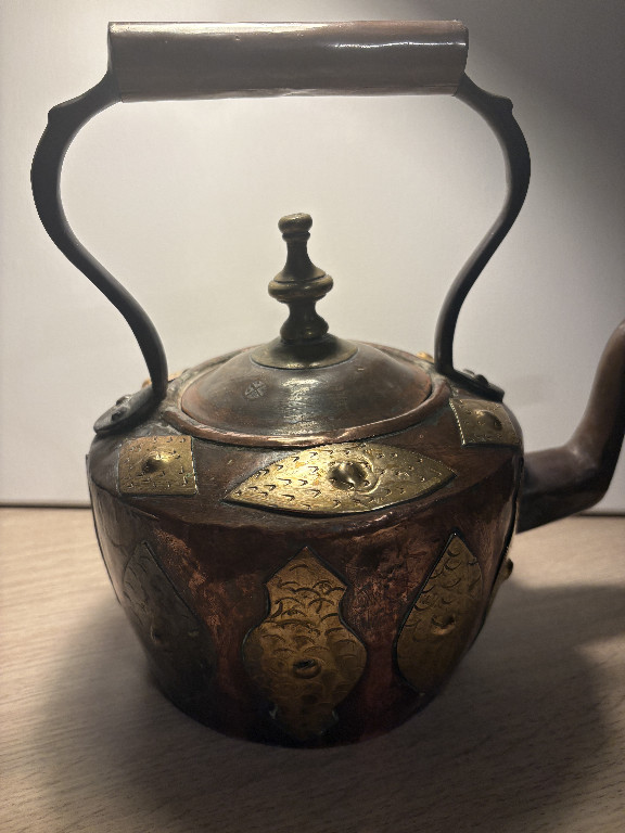 Koperen en messing theepot met decoratieve bloemmotieven, Midden-Oosterse of Perzische oorsprong