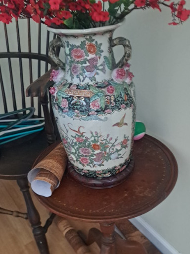 Porcelain vase with Famille Rose decoration and foo dog handles