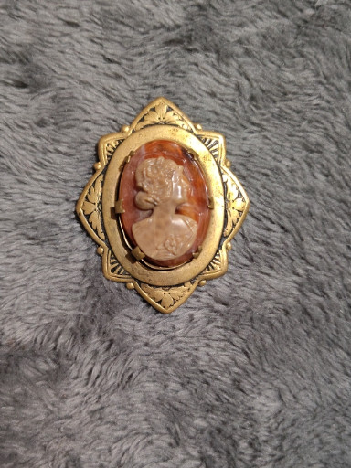 Vintage shell cameo brooch in gold-tone metal frame