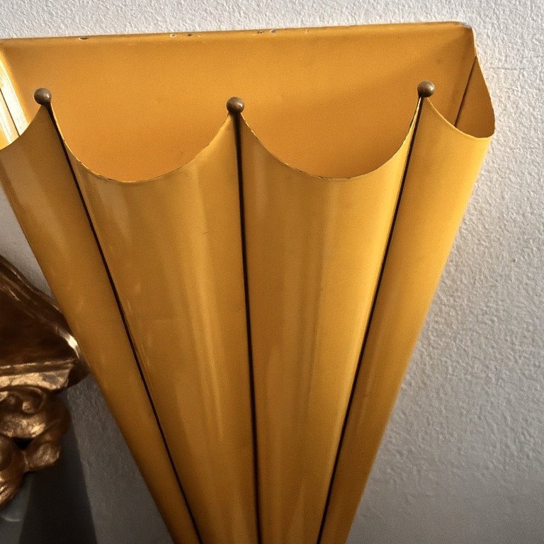 Portaombrelli in metallo laccato giallo a forma di ombrello aperto, anni '50