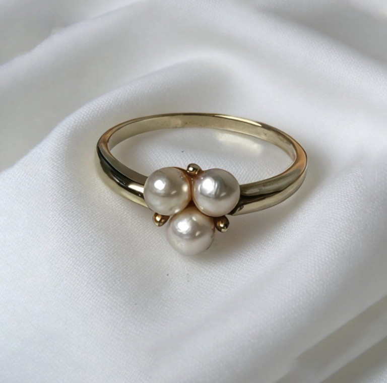 Gelbgoldring mit Perlenbesatz, 14 Karat