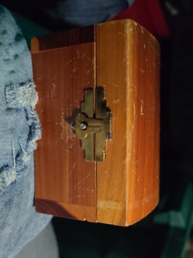 Cedar wood keepsake box with brass-tone latch