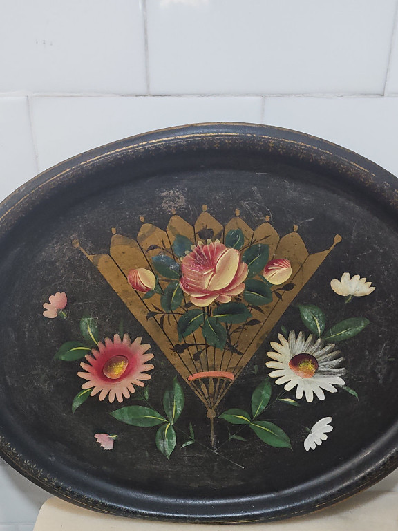 Bandeja de madera pintada a mano con motivos florales, arte popular mexicano