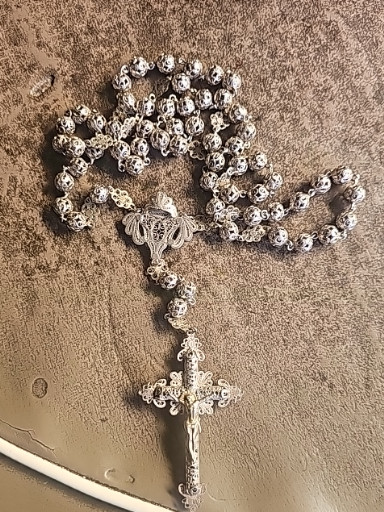 Rosario católico de cuentas de metal plateado con crucifijo ornamentado