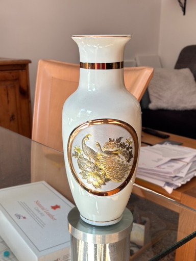 Porcelain vase with 24K gold Chokin art decoration featuring swans