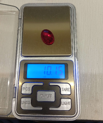 حجر ياقوت أحمر طبيعي بيضاوي الشكل، غير مُرصّع