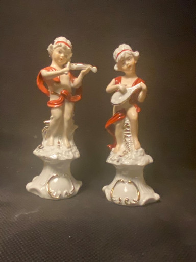 Porseleinen beeldjes van putti-muzikanten met viool en mandoline