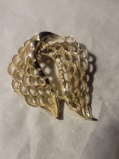 Gold-tone vintage brooch with abstract wing or feather design