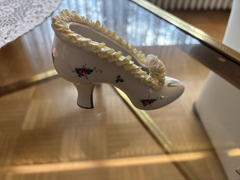 Porzellanschuh mit handbemalten Blumen und Spitzenapplikationen im Dresdener Stil