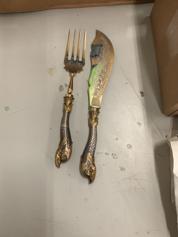Ensemble de couverts décoratifs en métal avec manches ornementaux en forme de pattes d'animal et lames gravées