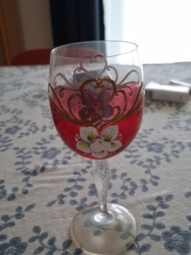 Handbemaltes Weinglas aus Rubinglas mit floralen Motiven