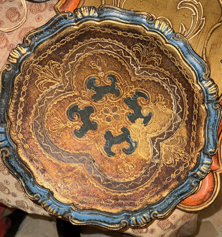 Vassoio decorativo in legno dorato e dipinto in stile fiorentino