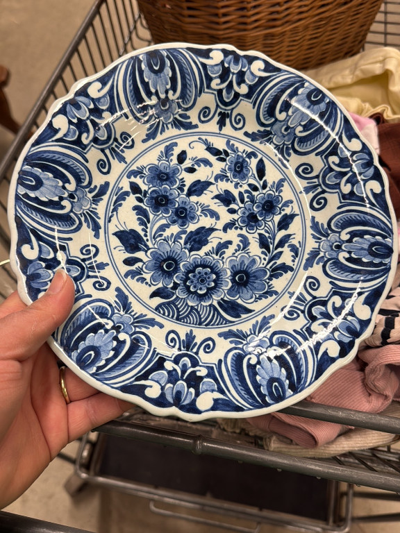 Delft blue and white ceramic plate with floral decoration