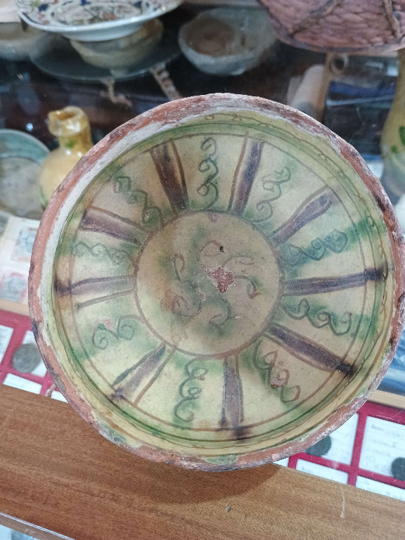 Ciotola in ceramica islamica con decorazione sgraffiata e motivi calligrafici