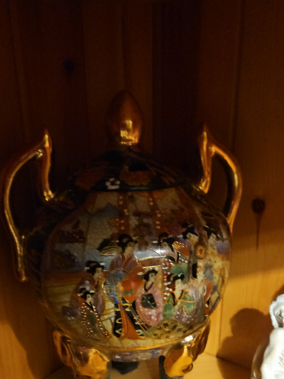 Vaso in porcellana Satsuma con decorazioni di figure giapponesi e finiture in oro