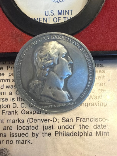 Medalla de plata conmemorativa de George Washington, acuñada por la Casa de la Moneda de los Estados Unidos