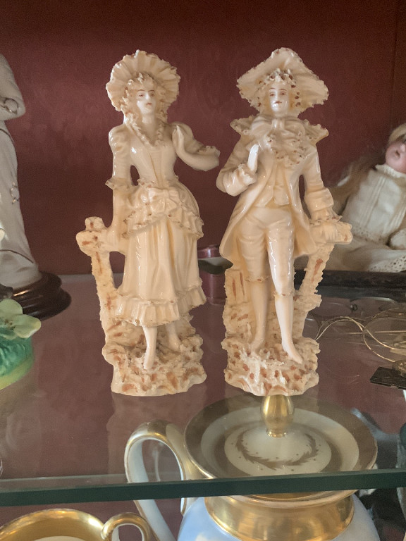 Figurines en résine de style colonial représentant un couple en costume d'époque